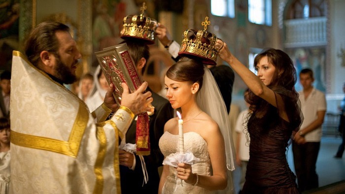 Свидетели с венцами в руках