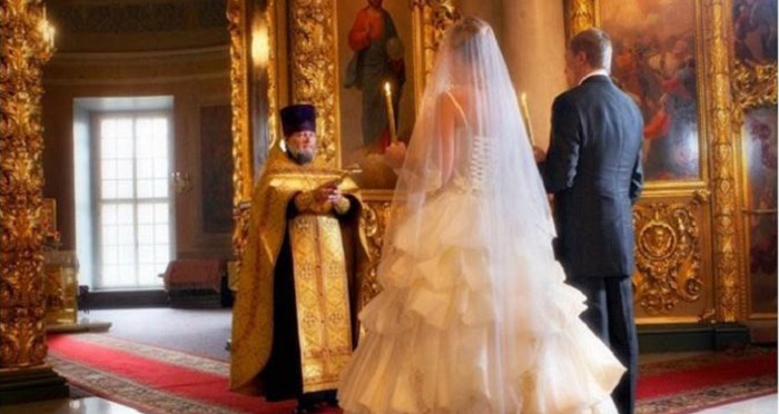 Молодые перед вратами храма