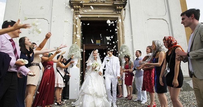 Новобрачные выходят из церкви