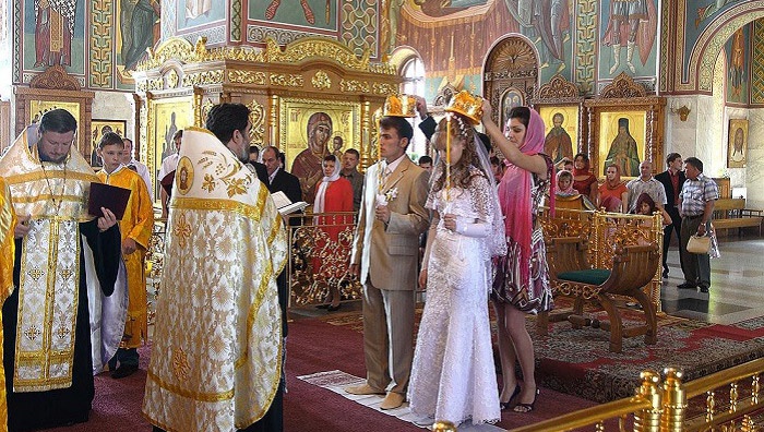 Жених с невестой ступили на плат