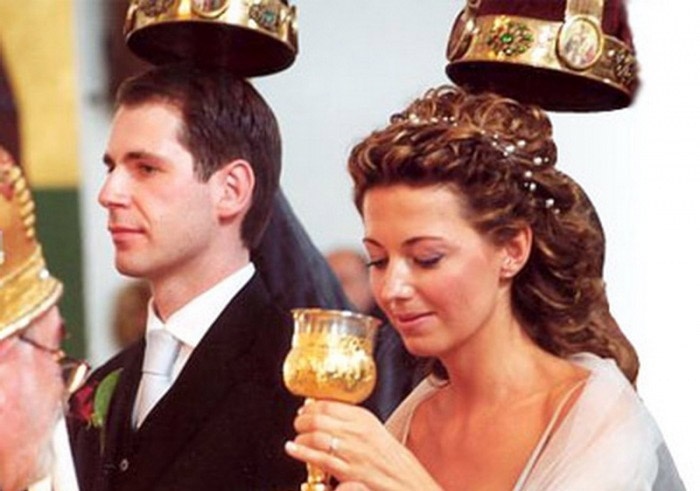 Невеста пьет из чаши общения