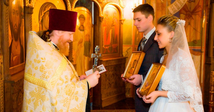 Молодые с иконами