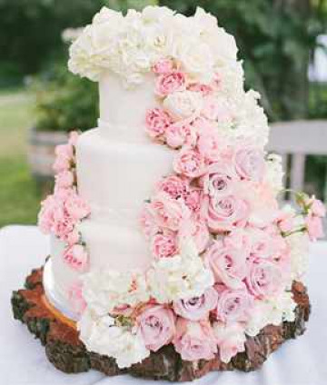 belyi-tort-s-nastoyaghimi-ghivymi-rozovymi-cvetami