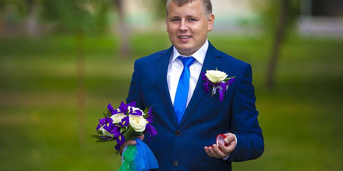 Жених в синем костюме